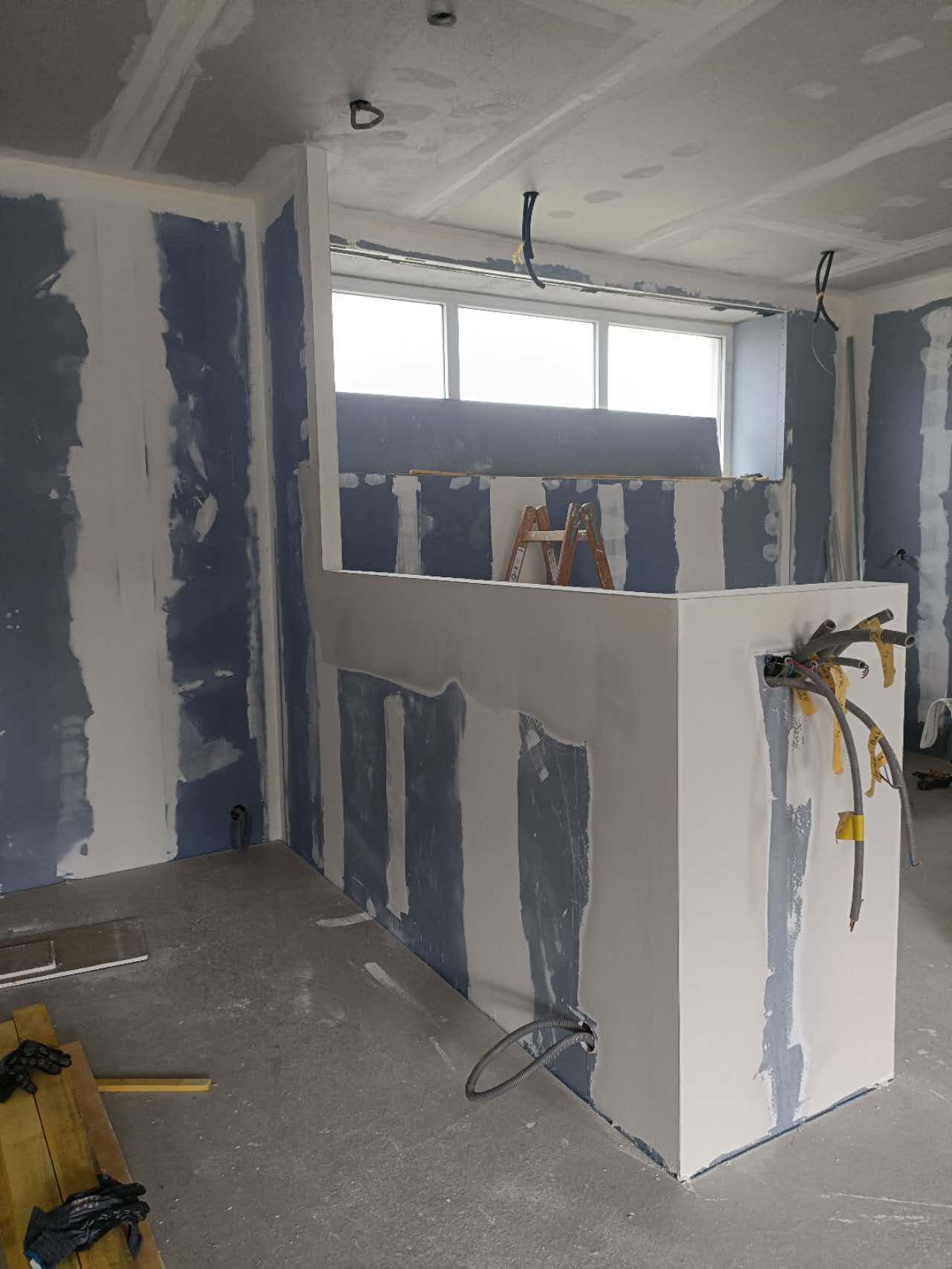 Salle de bain r&eacute;nov&eacute;e par Bleu Peinture, artisan peintre Haut-Doubs